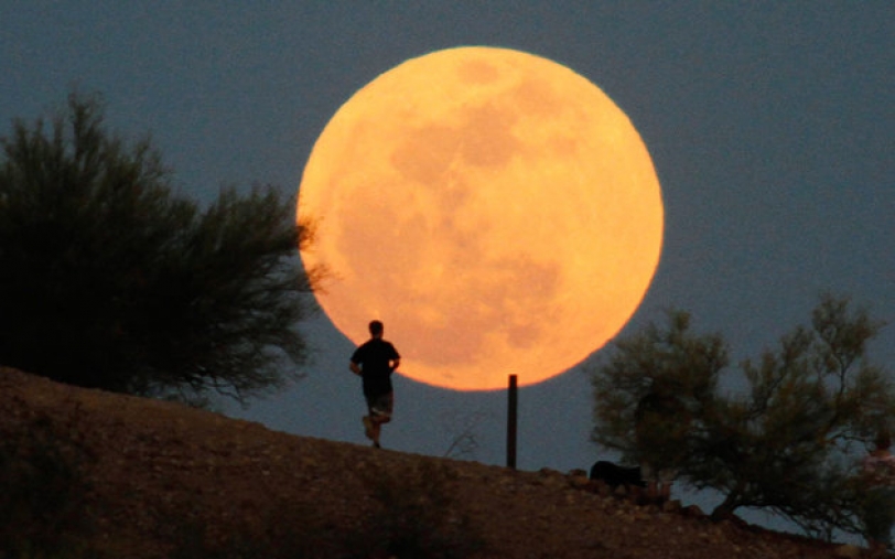 القمر يقترب من الأرض متجاوزاً المسافة الاعتيادية