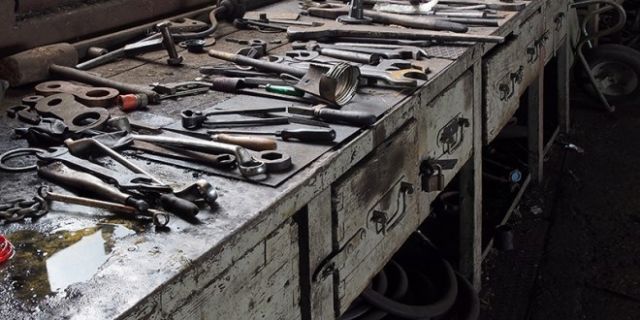 حرفيو دير الزور كحال مدينتهم!