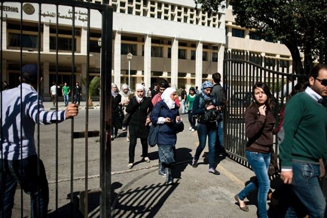 التعليم لمن يملك المال.. الظروف «الأمنية- المعيشية» تبعد طلاب الجامعة عن مقاعد الدراسة