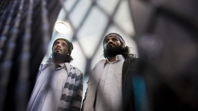 الجولاني يلتقط الصور، بينما يُلقى القبض على «زعيم القاعدة في جزيرة العرب»!