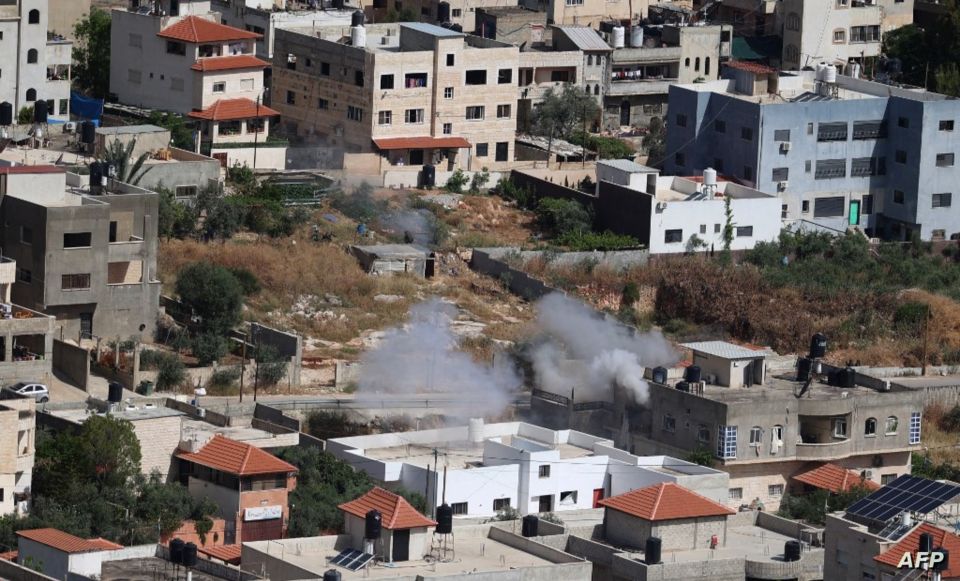 جنين: قوات الاحتلال تقصف منزلاً في المخيم والاشتباكات مستمرة مع مقاومين