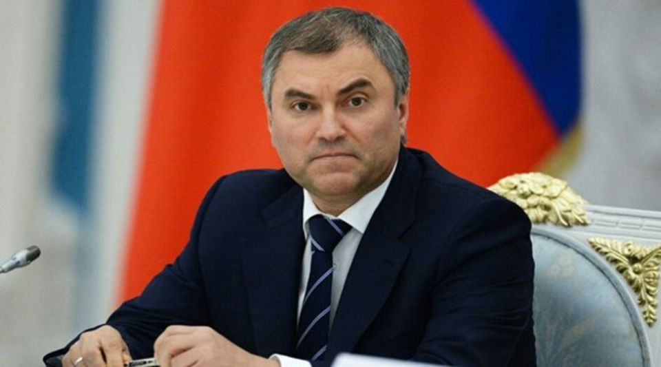 رئيس الدوما يصف بالخونة من غادروا روسيا "للبلدان الدافئة" بعد العملية العسكرية