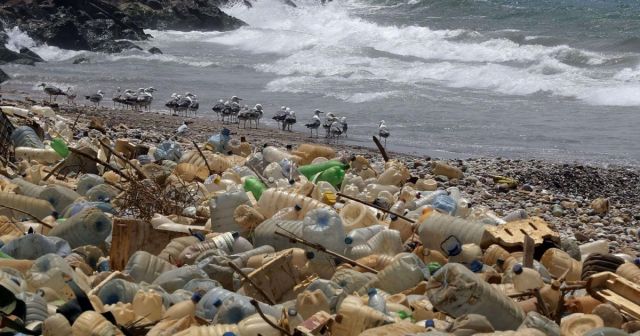 بآلاف الأطنان: نفايات بلاستيكية عائمة بالمتوسط