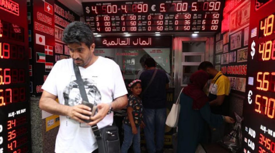 الليرة التركية تتراجع في ظل مخاوف من عقوبات أميركية