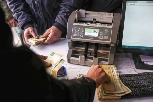 مراسيم زيادة الأجور في سورية... خطوة إيجابية ناقصة العدالة