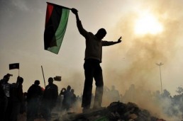 أهالي بنغازي يؤازرون الجيش في &laquo;تحرير&raquo; المدينة