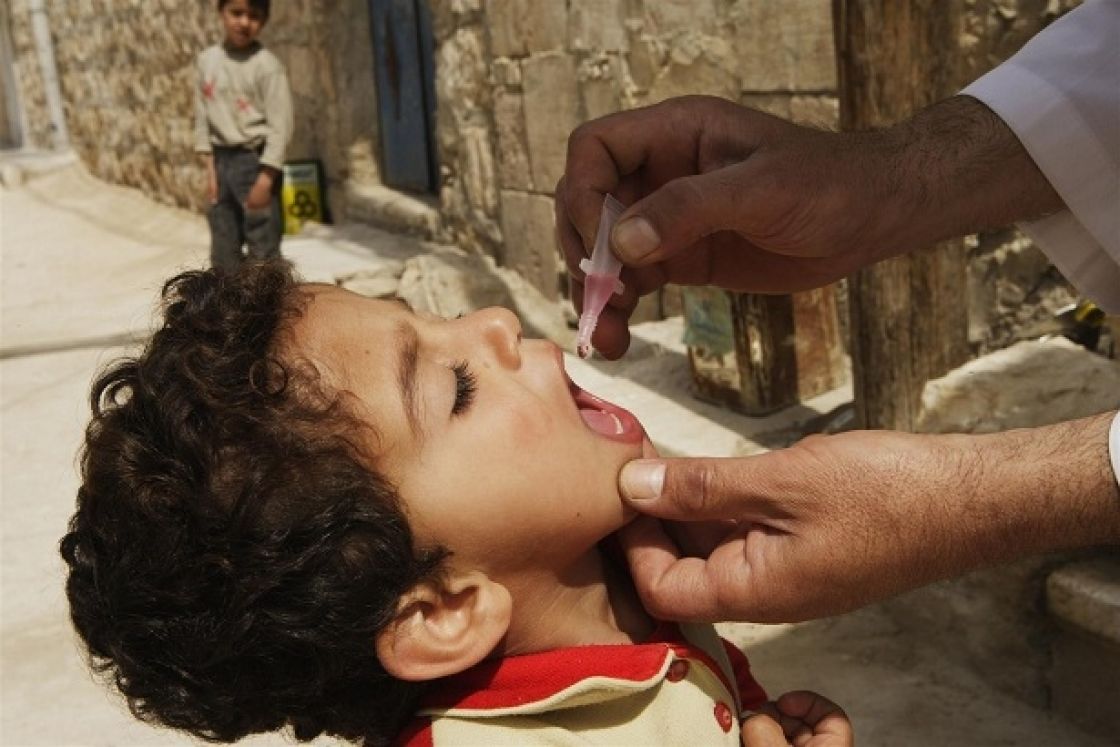 في خضم الأحداث الساخنة.. «شلل الأطفال» يصل إلى سورية ويهدد ملايين الأطفال