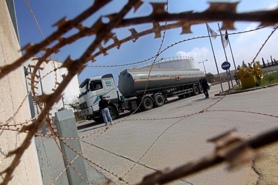 الاحتلال يمنع دخول شحنات وقود إلى غزة