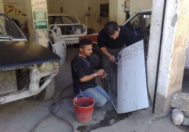 صناعيون وحرفيون متشابهون في أوضاعهم