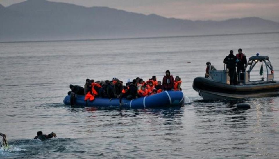 اليونان تنقذ 31 مهاجراً من قارب هجرة غارق