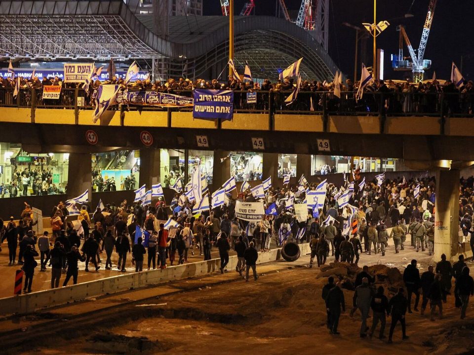 آلاف من مؤيدي خطة نتنياهو يقطعون الشوارع احتجاجاً على «التدخّل الأمريكي»