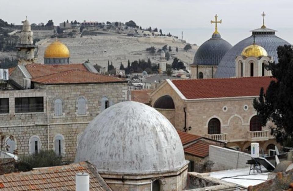 «إسرائيليون» يعتدون على كنيسة الروح القدس في القدس المحتلة