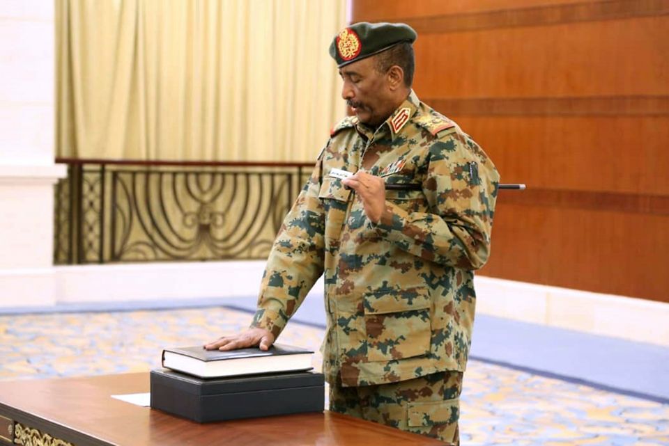 البرهان يترأس &laquo;المجلس السيادي&raquo; وإغلاقات بالخرطوم في وجه المظاهرات
