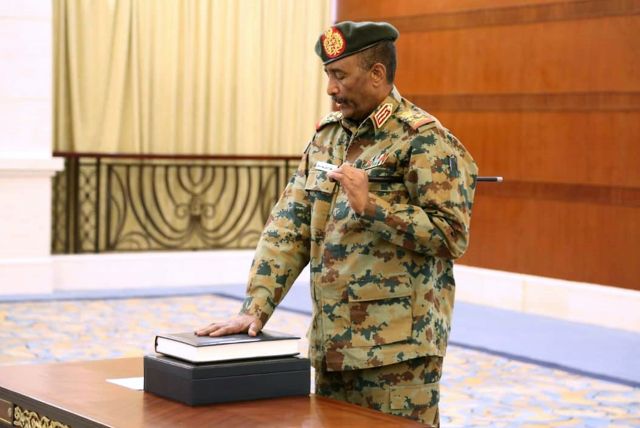 البرهان يترأس &laquo;المجلس السيادي&raquo; وإغلاقات بالخرطوم في وجه المظاهرات