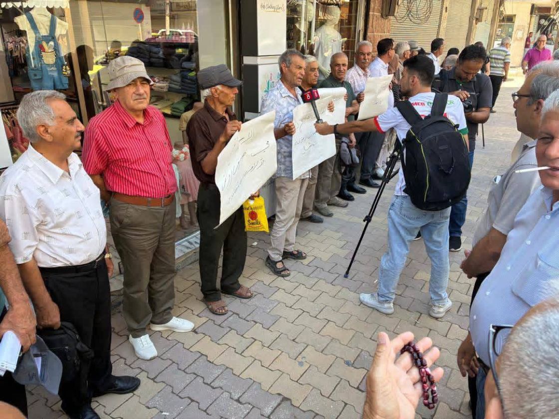 متقاعدو القامشلي يحتجون للمطالبة بصرف رواتبهم وتسيير شؤونهم دون تأخير