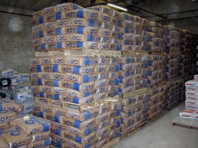 مسلحون يجتاحون معمل أسمنت البادية..!