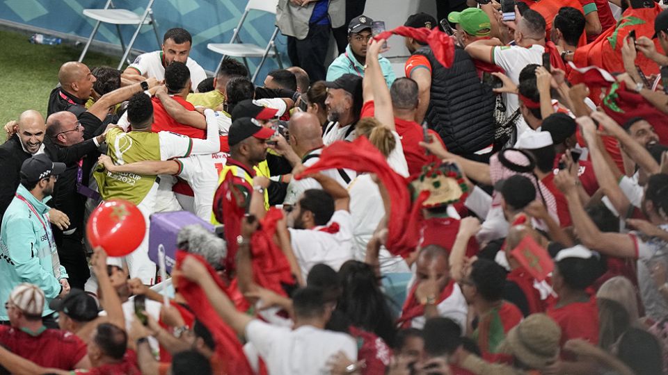 منتخب المغرب يتأهل لدور 16 بعد فوزه على كندا وجمهوره يهتف لفلسطين رغم تطبيع النظام
