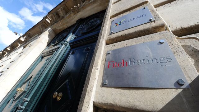 وكالة غربية تخفّض تصنيف تونس الائتماني وسط مقاومة في البلاد لإملاءات النقد الدولي