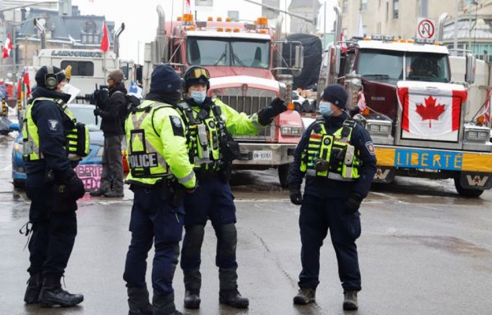 كندا: إقرار قانون الطوارئ لقمع الاحتجاجات