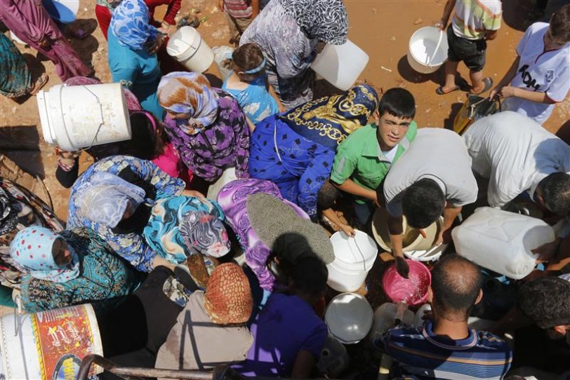 نازحون سوريون في مخيم أطمة قرب الحدود التركية امس الاول (رويترز)