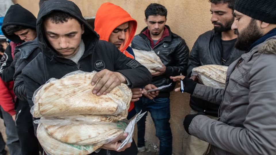 &laquo;المعترين والحرامية...&raquo; السوريون بين الجوع والنهب المستمر