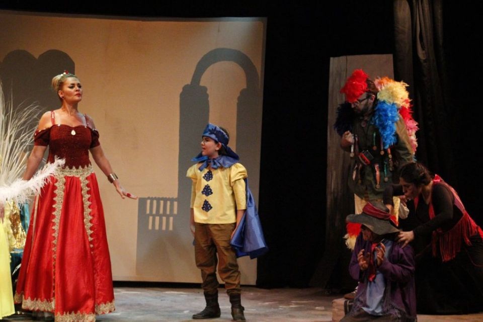 ريشة بيضاء على مسرح أبيض