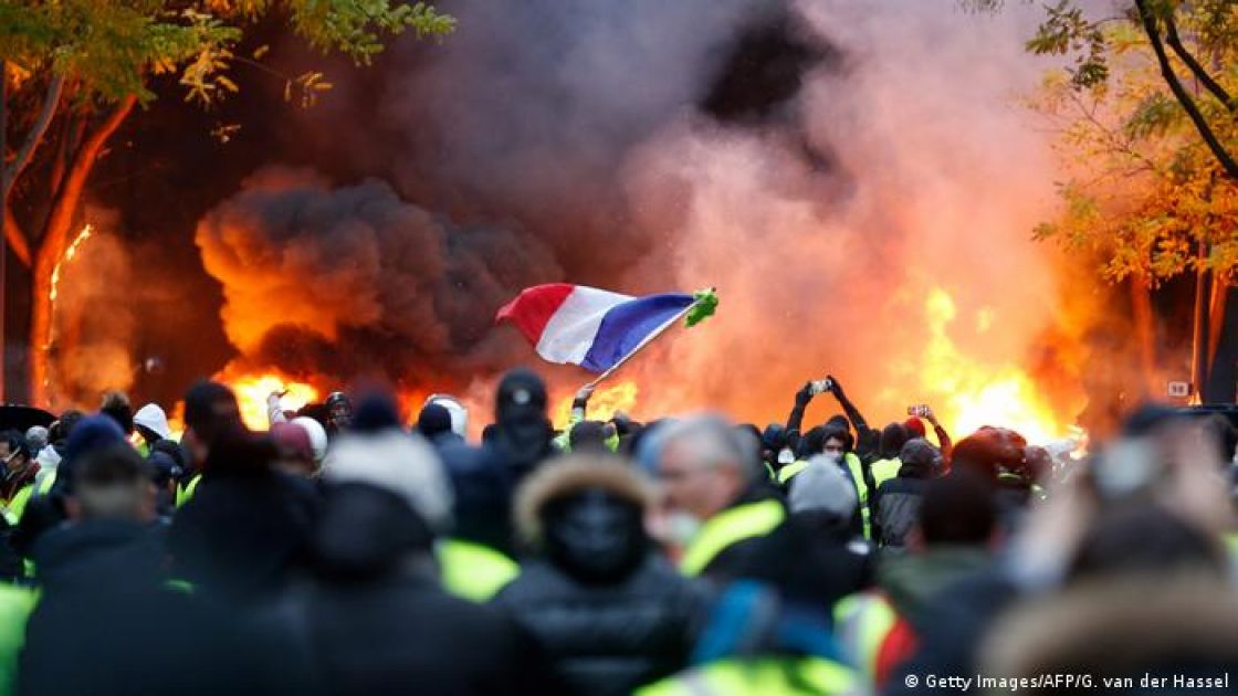 فرنسا تشتعل بالمظاهرات والإضرابات احتجاجاً على تمرير قانون التقاعد