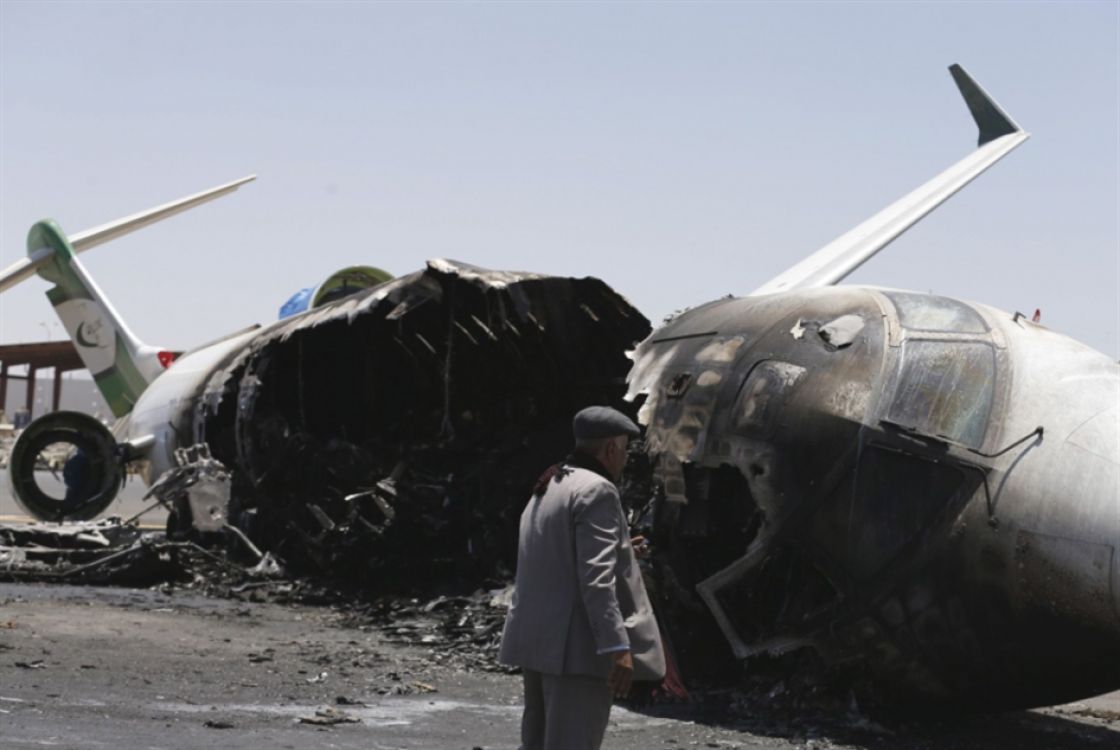 تعليق الرحلات عبر مطار صنعاء المدني بعد قصفه من «التحالف العربي»