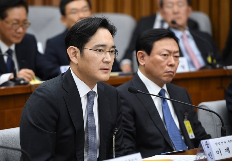 كوريا الجنوبية تسعى لاعتقال رئيس &quot;سامسونج&quot; في اتهامات بالرشوة