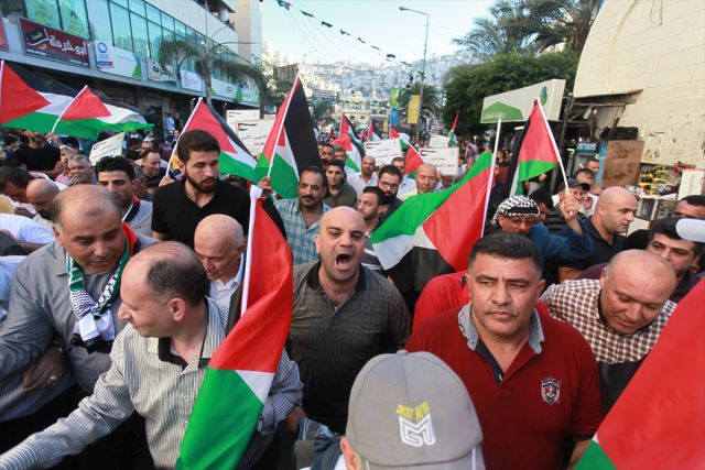نابلس تحتج لرفع عقوبات غزة