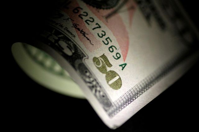 الدولار ينزل بسبب النزاع التجاري الأميركي &ndash; الصيني