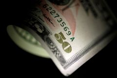 الدولار ينزل بسبب النزاع التجاري الأميركي &ndash; الصيني