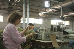 أحد العاملات بشركة "الوسيم" للألبسة الجاهزة