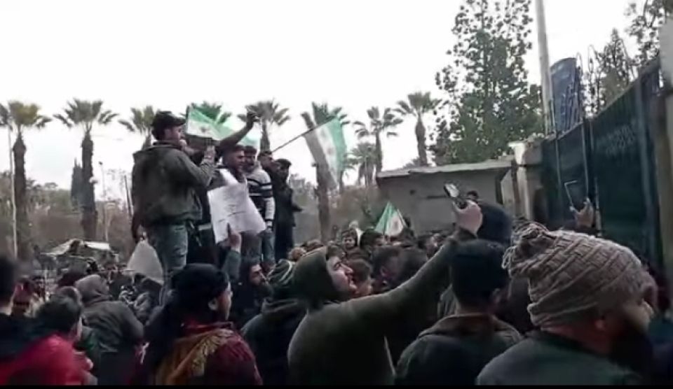 &laquo;بدنا نعيش&raquo;: احتجاج بحلب لأصحاب البسطات أمام القصر البلدي