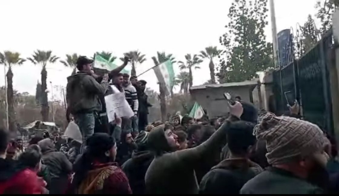 &laquo;بدنا نعيش&raquo;: احتجاج بحلب لأصحاب البسطات أمام القصر البلدي