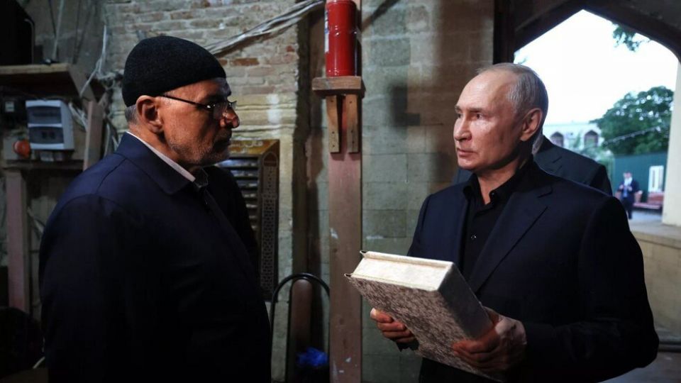 بوتين يتلقى قرآناً هديّة: «المسلمون أخوتنا وحرقُه جريمة»