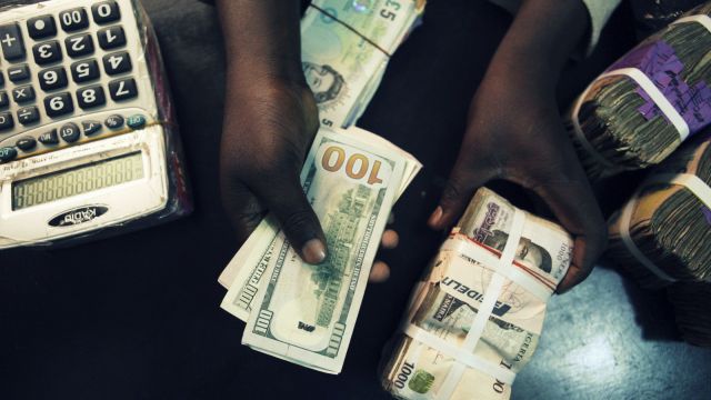 الدولار يتراجع إلى مستواه الأدنى في أسبوع