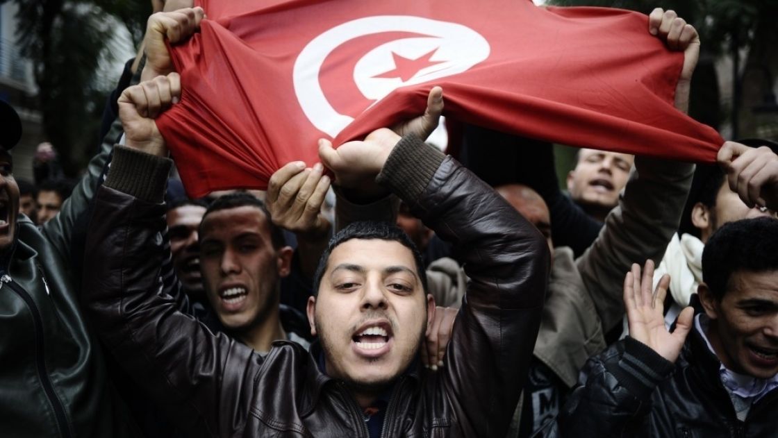 بوجهيها «الإسلامي- العلماني» اللبرلة التونسية خصم الشارع!