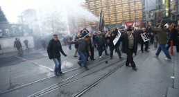 طالب المحتجون بوقف التدخل العسكري في سورية وبتسوية القضية الكردية