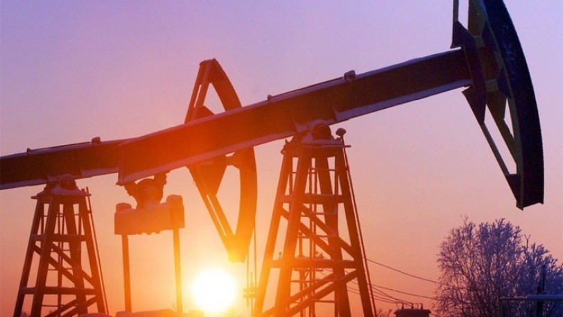 النفط يواصل تراجعه مع انخفاض الطلب على البنزين في أمريكا