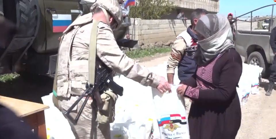عسكريون روس يسلّمون مساعدات إنسانية لأهالي بير عجم في القنيطرة