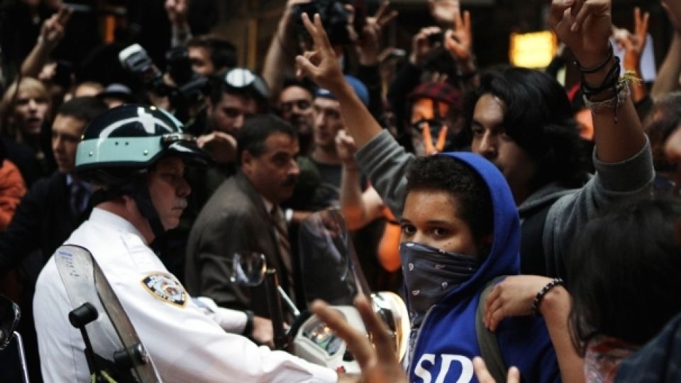 الشرطة تمارس العنف بحق نشطاء &laquo;احتلوا وول ستريت&raquo; بأوكلاند