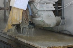 سوريات يتحدين الرجال ببعض الأعمال الشاقة ويثبتن نجاحهن