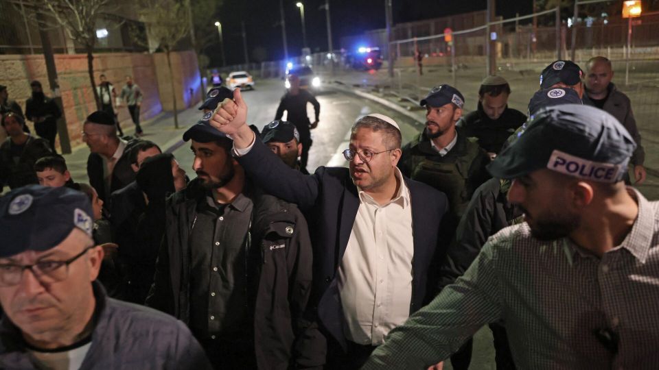 القائد السابق لشرطة الاحتلال يحذّر من "انقلاب" باستخدام حرس بن غفير