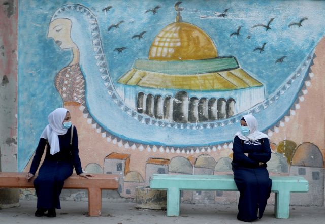 بينها &laquo;دولة عربية&raquo;، الكيان العنصري سوف &laquo;يتبرع&raquo; بلقاحات فائضة لديه بينما يحرم الفلسطينيين منها