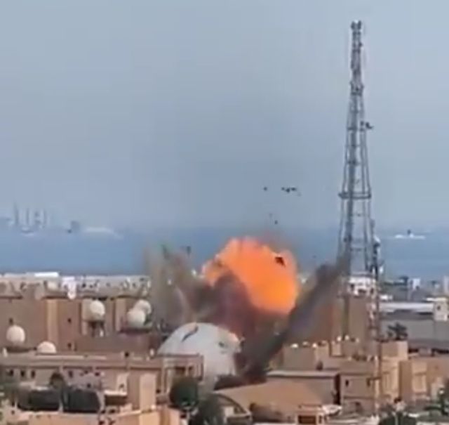 مسيّرات إيرانية تقصف مقر الأسطول الخامس الأمريكي في البحرين