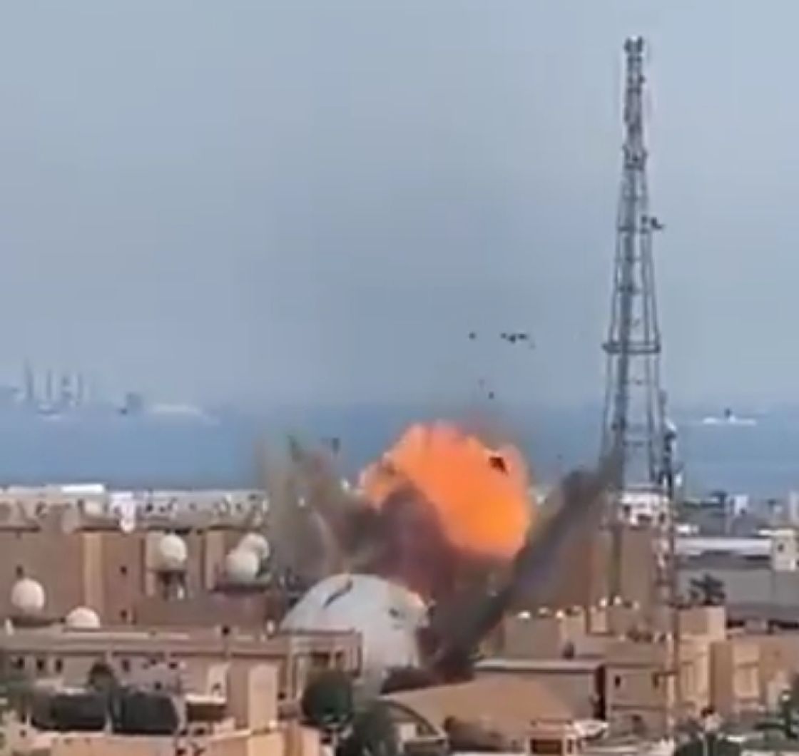 مسيّرات إيرانية تقصف مقر الأسطول الخامس الأمريكي في البحرين