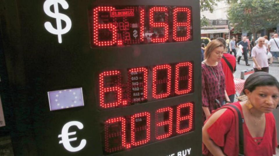 الليرة التركية في مرمى نيران الصراع بين واشنطن وأنقرة