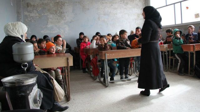 المعلمون.. رسالة تدفعهم ومعاناة تطحنهم