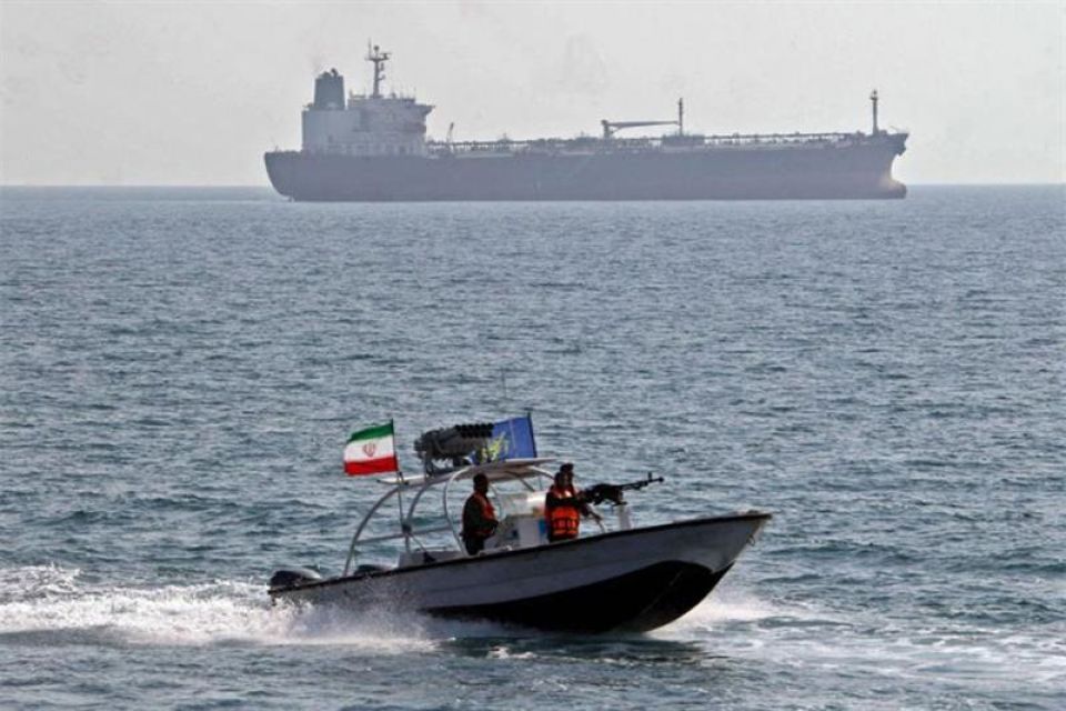 إيران تبث لقطات لاعتراض سفينة تابعة للبحرية الأمريكية والأخيرة تنفي